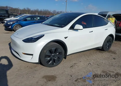 2024 Tesla Model Y Long Range Dual Motor All-Wheel Drive z USA, uszkodzony, nr VIN 7SAYGDEE2RA323152